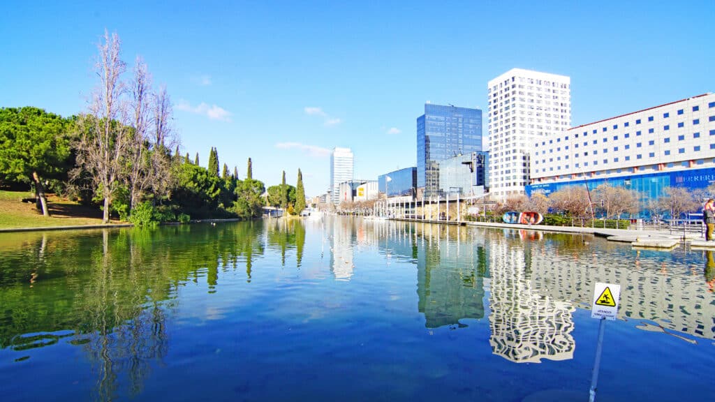 Descubre cómo una agencia de diseño y desarrollo web profesional puede transformar tu negocio local. Aperador ofrece soluciones innovadoras en Sabadell que potencian la presencia digital de empresas.